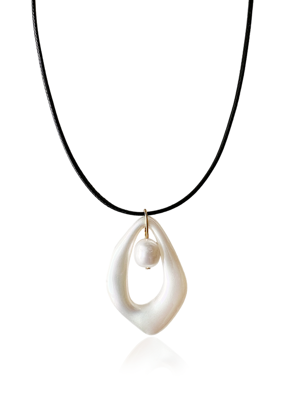 Icy Pearl Necklace